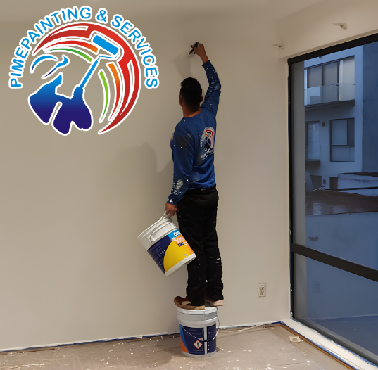 Pintor profesional aplicando sellador transparente en un muro de yeso poroso antes de pintar