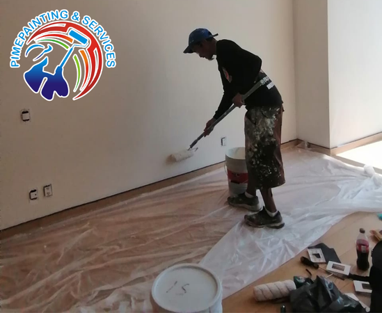 Muro en proceso de preparación mostrando secciones de yeso, cemento y juntas de tablaroca listas para sellar