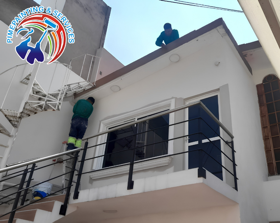 Especialista revisando grietas superficiales y cuarteaduras en la pintura de un muro interior