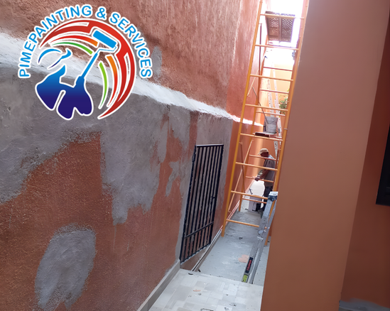 Pared con pintura desgastada y cuarteaduras debido al uso de materiales de mala calidad