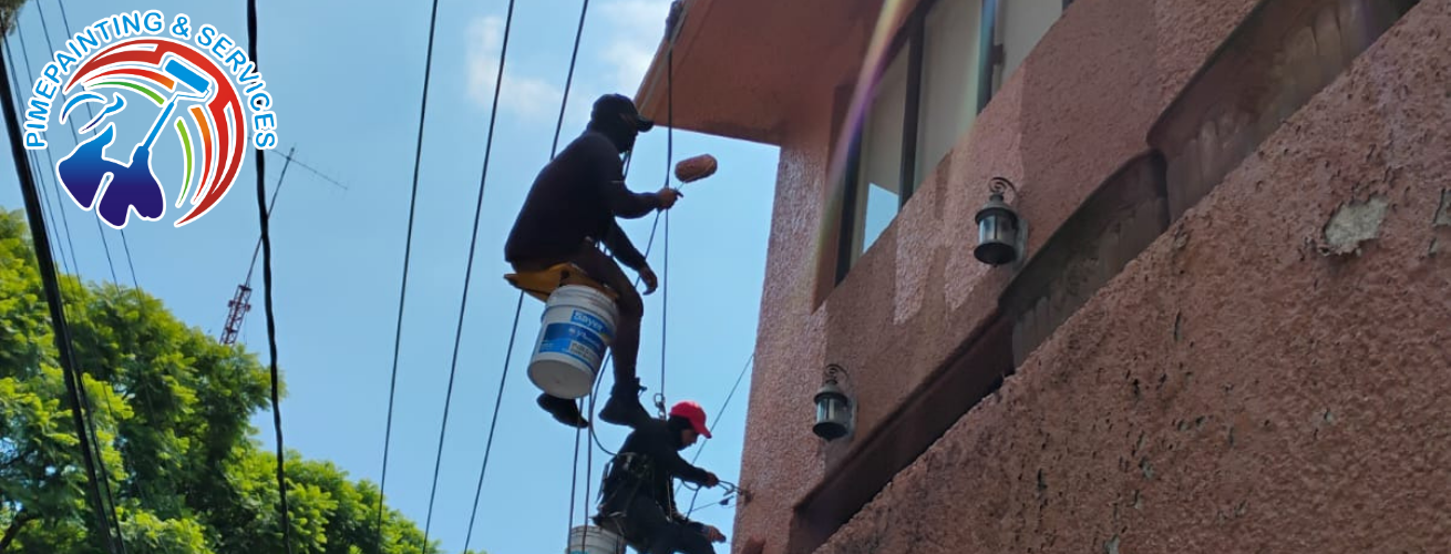 Pintor profesional usando lija de grano fino para alisar un muro con resane antes de pintar