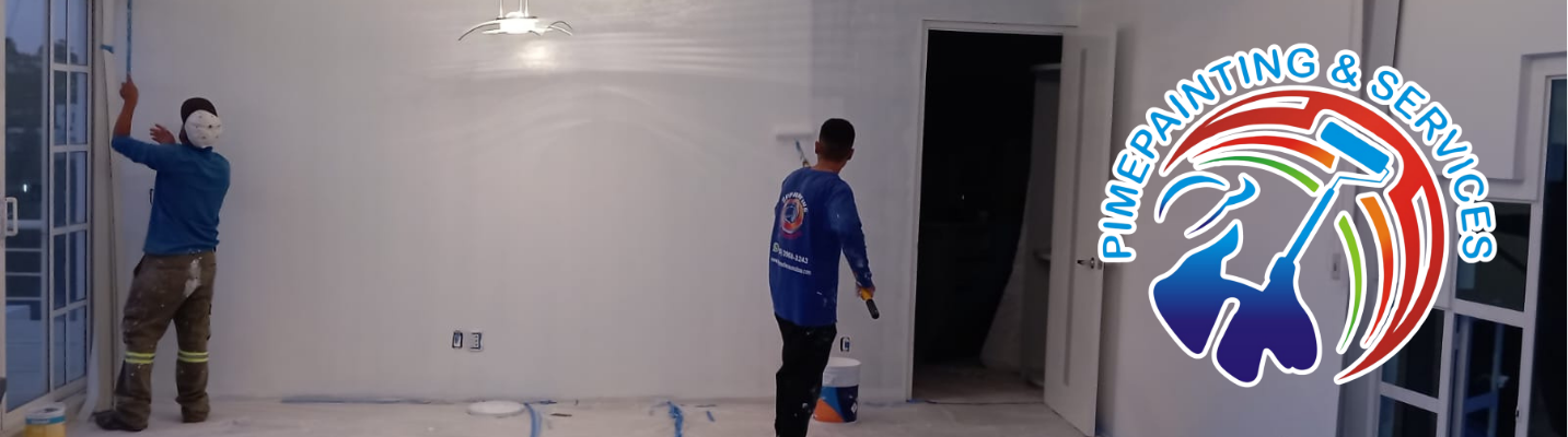 Pintor profesional realizando pruebas de preparación sobre pared muy porosa