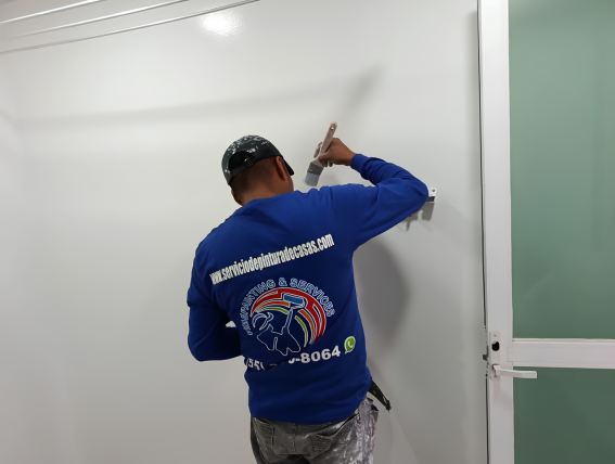 Pintores pintura para mudanza CDMX realizando acabados interiores y exteriores