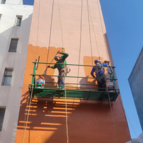 Pintores cdmx aplicando recubrimientos tecnológicos avanzados