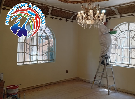 Profesional midiendo con flexómetro y calculando litros de pintura necesarios para un proyecto residencial