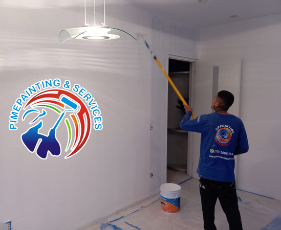 Pintor profesional aplicando técnicas correctas de sellado y resane en muros interiores