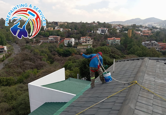 Herramientas profesionales de pintura incluyendo brochas, rodillos, espátulas y cinta de enmascarar