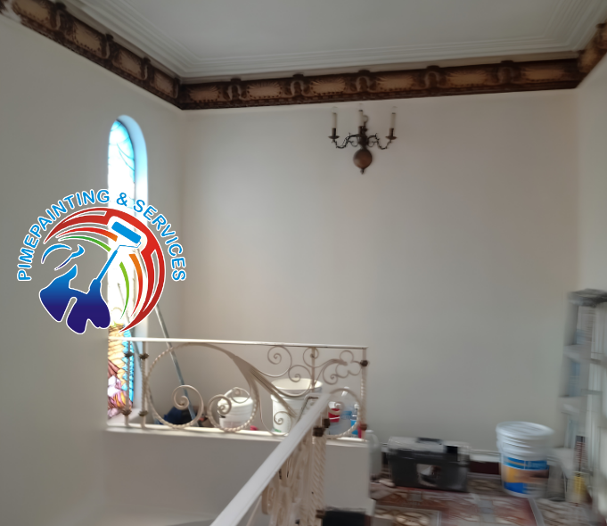 Corte preciso de pintura entre techo y muro con brocha angulada