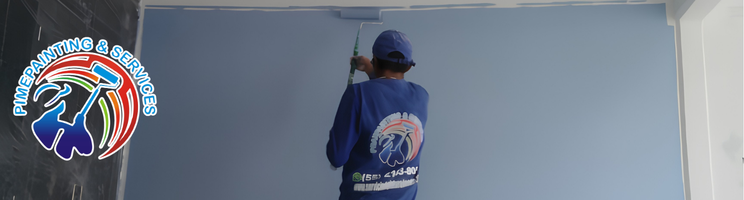 Proceso de remoción de pintura vieja en muro residencial